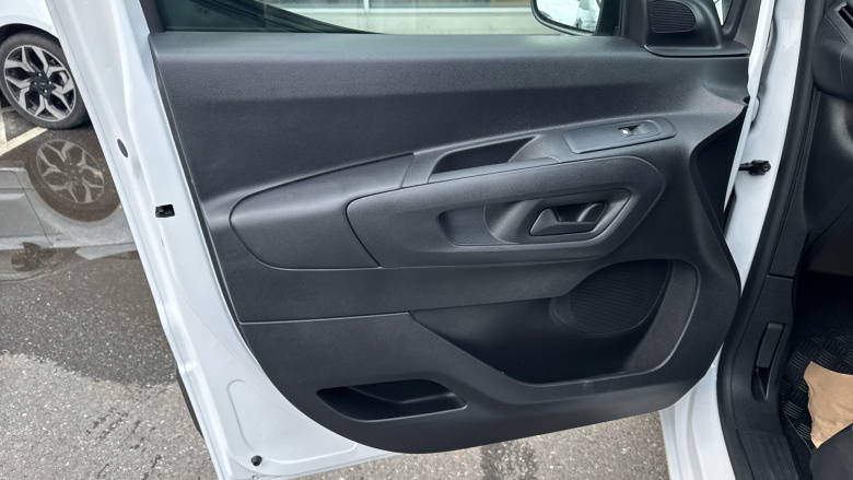 Peugeot Partner E-Standard 800 100kW 50kWh Professional Premium + Van Auto